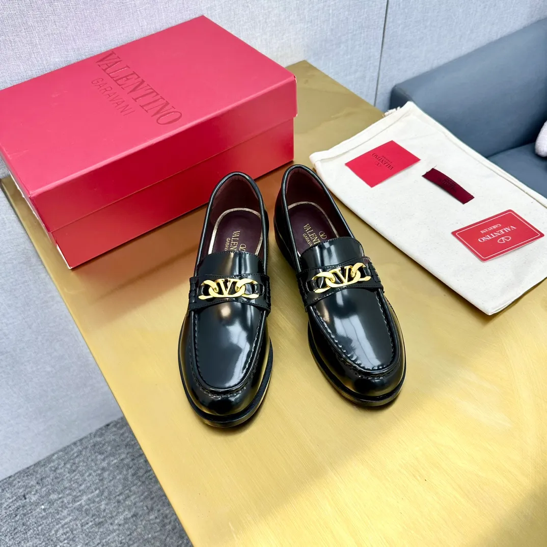 👟👟Ex-factory price 640👟👟 (genuine leather sole) 2024 [VALENTINO] Valentino's early spring fashionable slip-on loafers are hot new🆕 Versatile style with temperament💃🏻 Slay the whole audience immediately when you put it on [Love] The ultra-simple design is more timeless and attractive! Fashionable and neat feeling, it is a magic tool for increasing your height and slimming down ✨ The shoe collar is specially added with anti-wear latex! You won't feel tired after walking all day long🦶🏻 The upper is made of open-edge beaded cowhide fabric and matched with calfskin lining, which is full of texture. The bottom thickness is 4.0cm. Color: black, brown, coffee. Size: 35-40. Available from factory.